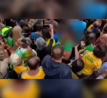 Imagem ilustrativa da imagem Mulher percebe homem com genital exposto em ato político e reage