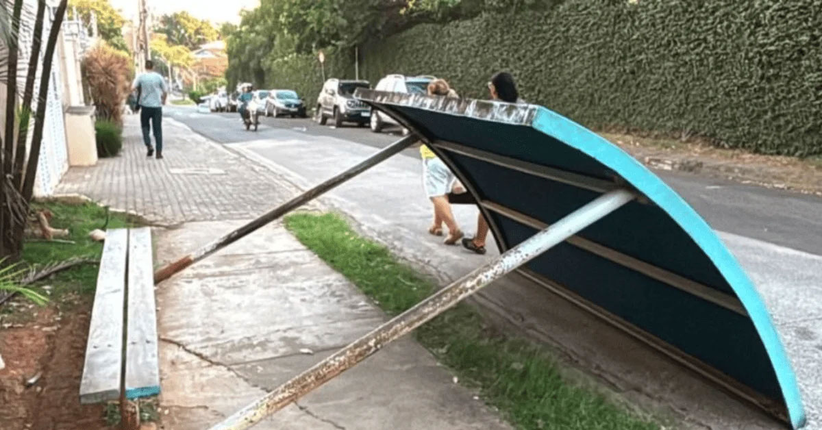Uma mulher ficou ferida após ser atingida pela estrutura de um ponto de ônibus
