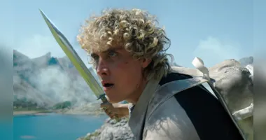 Joseph Zada interpreta um Haymitch ainda jovem e esperançoso, 24 anos antes dos eventos do primeiro filme da saga.