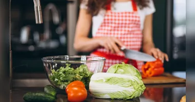 Saladas e sopas preparadas com vegetais podem fazer parte de uma alimentação equilibrada.