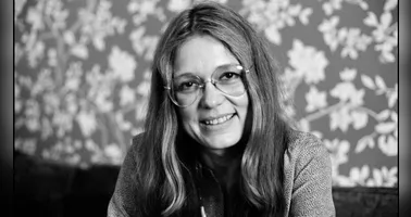 Nascida em Toledo, no estado de Ohio, em 1934, Steinem começou a carreira como jornalista e ganhou notoriedade em reportagens investigativas.