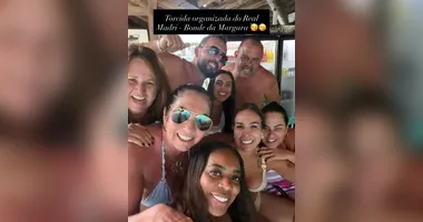 A publicação feita no Instagram mostrou as famílias do jogador e da influencer juntas.