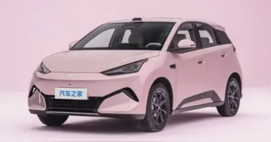Nova geração do BYD Dolphin Mini cresce, ganha motor traseiro de 129 cv, porta-malas dianteiro e mais espaço interno para enfrentar rivais como o Geely EX2.
