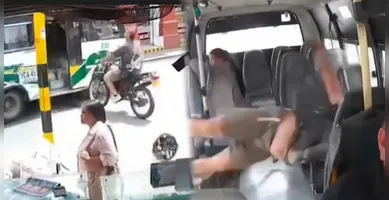 Imagem ilustrativa da imagem Motociclista é arremessado para dentro de ônibus após colisão na Colômbia