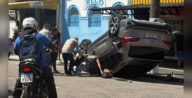 Imagem ilustrativa da imagem Carro capota em cruzamento na Batista Campos, em Belém