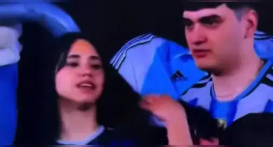 Enquanto Messi se despedia da seleção argentina com gol e duas assistências, um casal na arquibancada também chamou atenção. A jovem afastou o braço do companheiro e a cena rapidamente viralizou nas redes sociais.