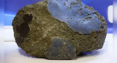 A história reforça a importância da análise especializada para a identificação correta de materiais geológicos incomuns.