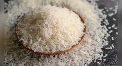 Lavar o arroz antes do cozimento pode alterar a textura do prato; entenda quando o procedimento é indicado.