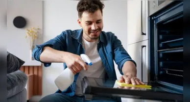 Para a manutenção do dia a dia, uma das opções mais seguras é utilizar água morna e detergente neutro.