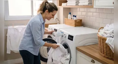 Outro cuidado importante é não misturar produtos de limpeza. Combinações inadequadas podem provocar reações químicas perigosas e também comprometer o tecido.