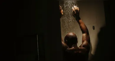 Banho no escuro virou tendência entre os rituais noturnos para relaxar e preparar o corpo para o sono.