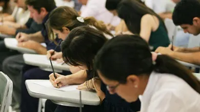 Advogada Mariana Anita Migliorini Pinheiro explica as regras sobre tatuagens, piercings e aparência em concursos públicos.