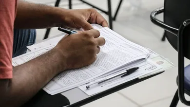 As provas objetivas estão previstas para 18 de outubro de 2026, para os candidatos aos cargos de nível fundamental e médio/técnico.