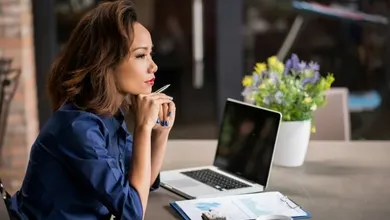 Uma forma de escolher entre as duas modalidades é pesquisar as oportunidades disponíveis na área de interesse