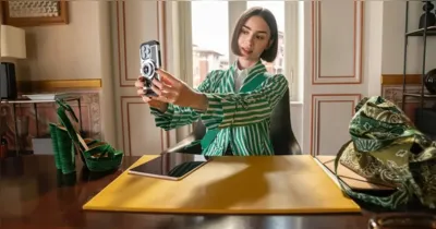 Lily Collins retorna como Emily na 6ª temporada de Emily em Paris, que marcará o fim da série na Netflix.
