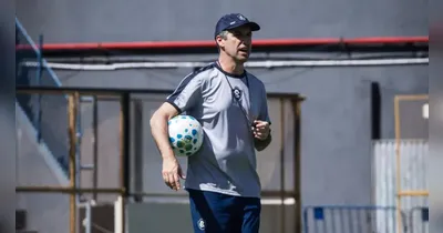 Treinador Léo Condé fala sobre a pressão e a necessidade de vitórias.