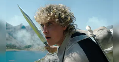 Joseph Zada interpreta um Haymitch ainda jovem e esperançoso, 24 anos antes dos eventos do primeiro filme da saga.