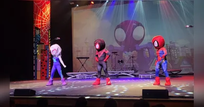 No espetáculo, o jovem Spidey recebe a ajuda de Dwen Stacy, Aranha-Fantasma, Miles Morales, Hulk e Homem de Ferro em uma aventura para enfrentar dois grandes vilões dos quadrinhos