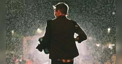 Apesar da forte chuva, Michel Teló seguiu no palco agitando os fãs