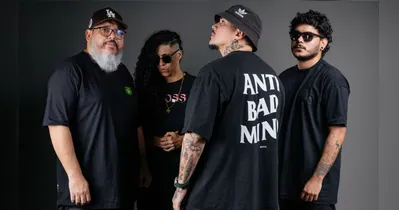 O gênero jamaicano funciona como base para uma sonoridade atravessada pelo brega, carimbó e guitarrada, além de referências de MPB, hip hop, samba e rock que fizeram parte da experiência musical dos integrantes em Belém