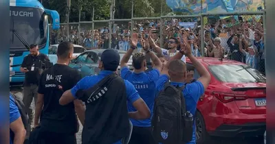 Torcida do Paysandu faz grande festa no aeroporto antes da decisiva partida contra o Brusque.