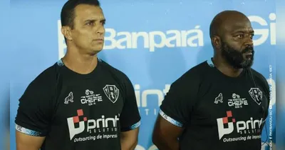 Técnico do Paysandu Junior Rocha ao lado do auxiliar Macaé