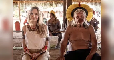 A atriz Angelina Jolie e o cacique Raoni