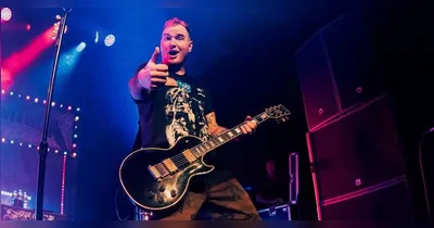 Nascido em Coral Springs, na Flórida, Gilbert ajudou a fundar o New Found Glory em 1997, aos 16 anos.
