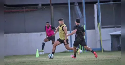 Os três jogadores apareceram nas imagens do treinamento divulgadas pelo clube utilizando chuteiras e participando de atividades com bola