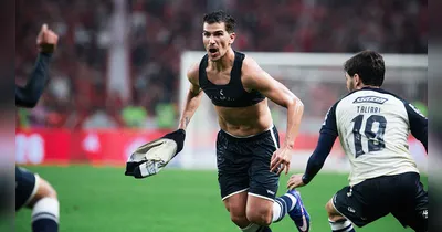 Vitor Bueno bateu direto para o gol e contou com um desvio no caminho para enganar o goleiro Matheus Cunha e balançar as redes.