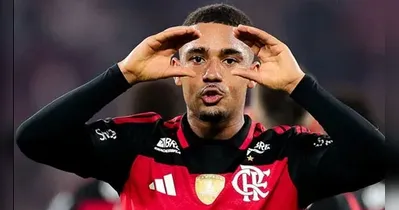 Flamengo brilha no Maracanã e vence o Cruzeiro por 2 a 1.