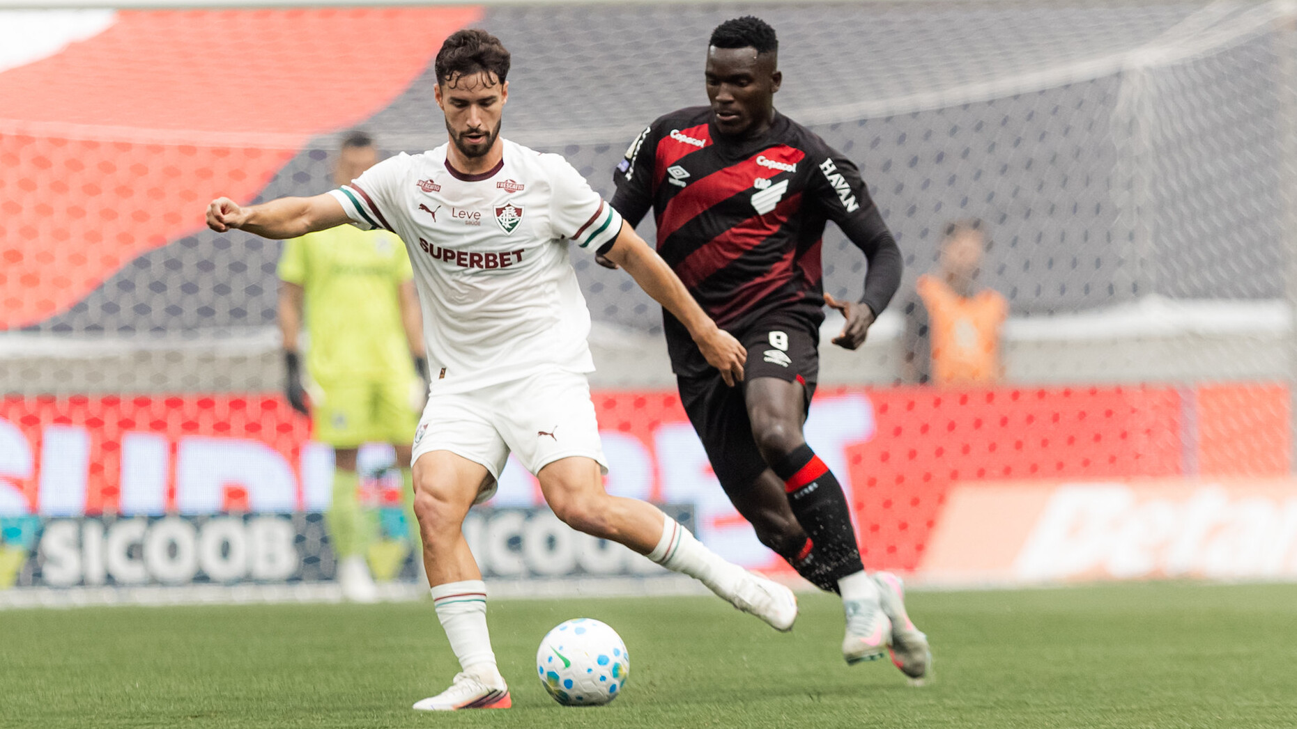 Athletico-PR e Fluminense empatam em 3 a 3 em um jogo emocionante no Brasileirão. Leia mais sobre os destaques e próximos compromissos das equipes.