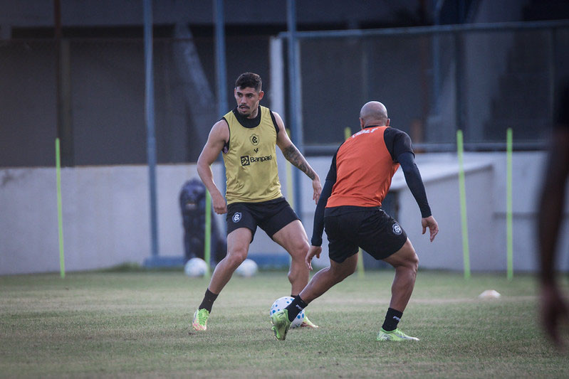 Mayk volta aos treinos no Remo
