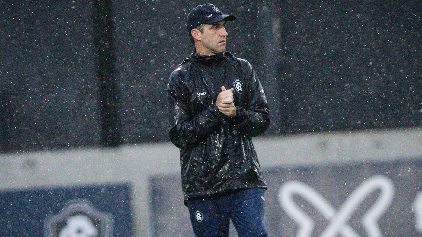 Clube do Remo demite Léo Condé após quarta derrota consecutiva. Entenda o impacto da decisão na luta contra o rebaixamento do Campeonato Brasileiro.