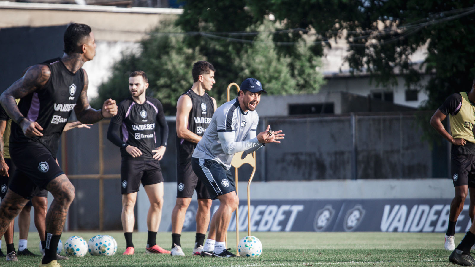 Técnico Thiago Carpini regularizado no BID e pode estrear pelo Remo contra o Santos no Campeonato Brasileiro.