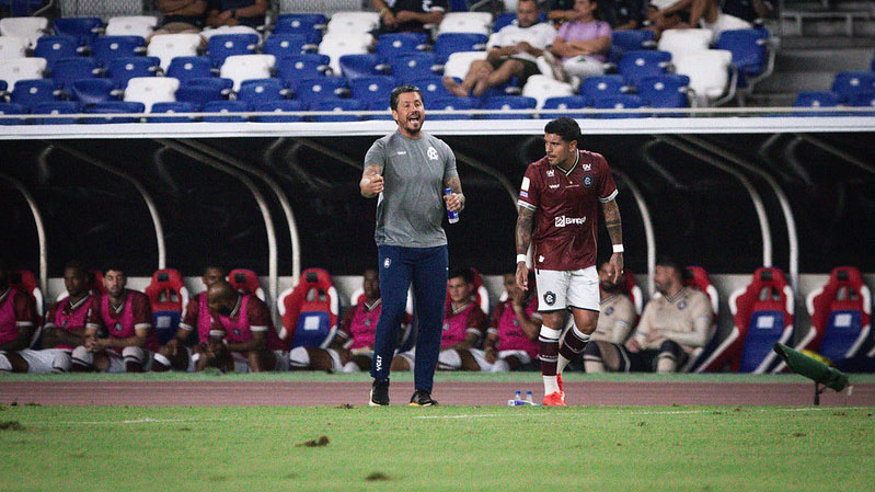 Carpini lamenta empate e pênalti não marcado no jogo Remo x Grêmio, destacando evolução da equipe e dificuldades na defesa.