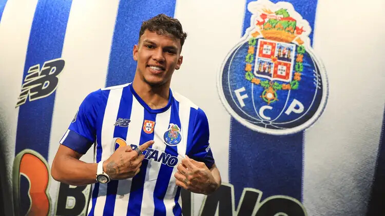 Clube do Remo monitora a contratação do atacante Gabriel Veron, que pertence ao Porto e está emprestado ao Nacional, de Portugal.