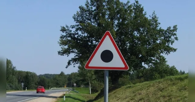 Imagem ilustrativa da notícia Placa com ponto preto no meio? Veja o que significa a sinalização