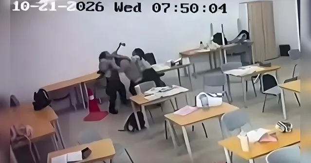 Imagem ilustrativa da notícia Adolescente ataca professora com machado e transmite ação ao vivo