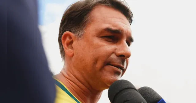 Imagem ilustrativa da notícia Investigação aponta que Flávio Bolsonaro viajou em avião de Daniel Vorcaro