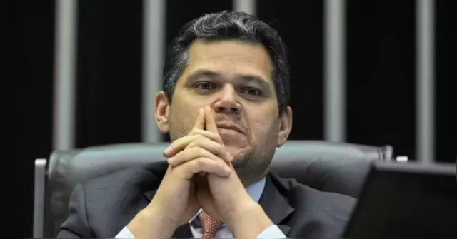 Imagem ilustrativa da notícia Alcolumbre está “determinado” a votar PEC 6x1 antes do 2º turno