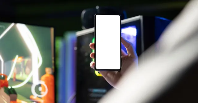 Imagem ilustrativa da notícia Samsung pode cortar tela OLED de smartphones para conter preços