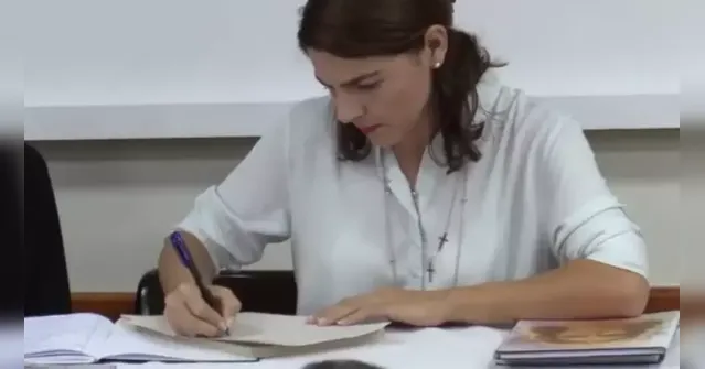 Imagem ilustrativa da notícia Médium acusada de golpe levava até 2 meses para entregar cartas psicografadas