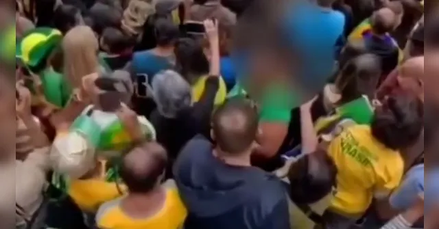 Imagem ilustrativa da notícia Mulher percebe homem com genitália exposta durante ato político e reage