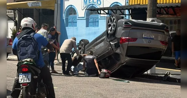 Imagem ilustrativa da notícia Carro capota em cruzamento na Batista Campos, em Belém