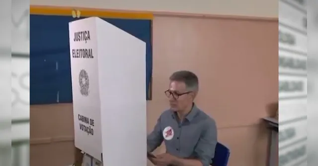 Imagem ilustrativa da notícia VÍDEO: Romeu Zema entra com celular na cabine de votação