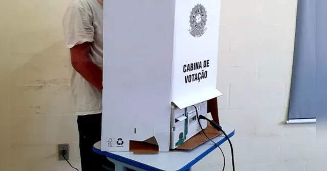 Imagem ilustrativa da notícia Presos votam? Entenda a regra discutida no debate Lula x Flávio Bolsonaro