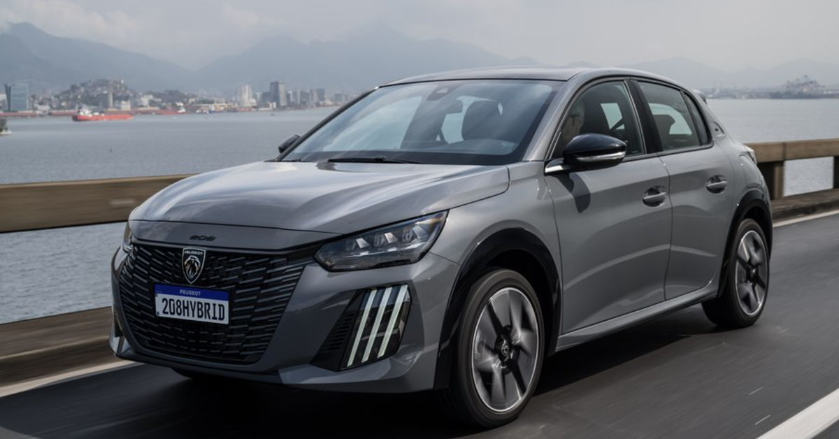 O Peugeot 208 2027 está mais barato no Brasil. A versão Allure T200 teve redução de R$ 7 mil e agora custa R$ 119.990.