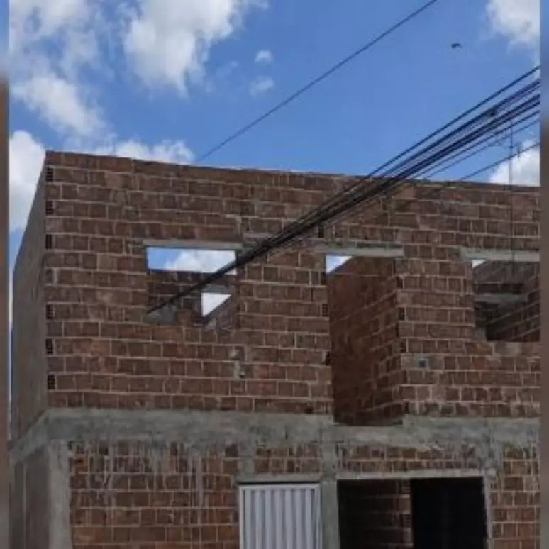 Uma casa em Pernambuco viralizou por ser construída ao redor de fios de telefonia. Prefeitura embarga obra até regularização.
