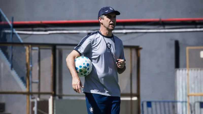Treinador Léo Condé fala sobre a pressão e a necessidade de vitórias.